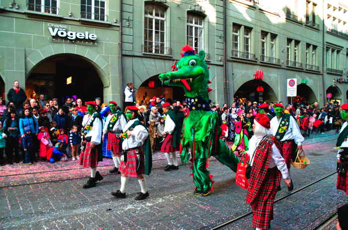 — Nessie ("Monstre" du Moch Ness) — Carnaval dans la MarktGasse - Berne — 